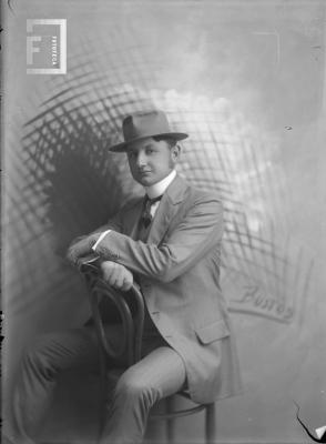 Sr. de sombrero y guantes