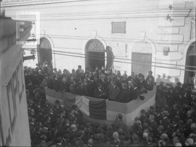 El Dr. Miguel Olivera Córdoba hablando en el acto de imposición del nombre de Garibaldi a la ex calle Progreso y descubrimiento de la placa en el edificio del Mercado