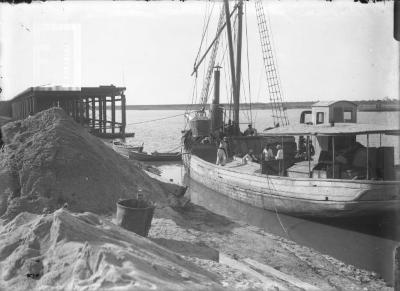 Barco junto a la costa, cerca del muelle de Cabotaje