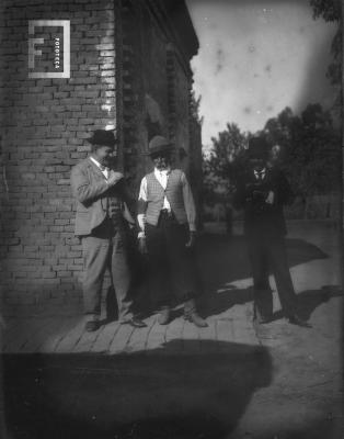 Don Guillermo Hoyo (Hormiga Negra) de pie junto a dos periodistas
