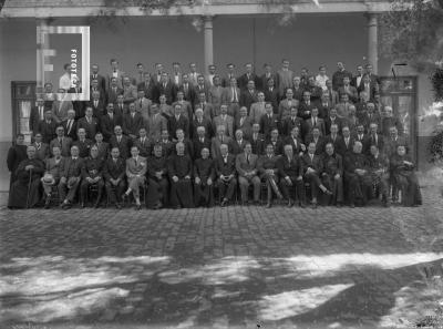 Grupo grande con varios sacerdotes en patio Colegio Don Bosco