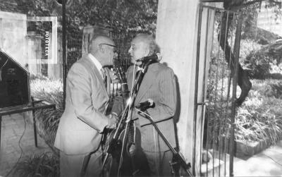 25º Aniversario Museo. G. S. Chervo saludando a Alberto Guzmán