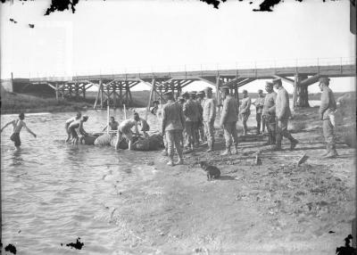 Militares en el arroyo