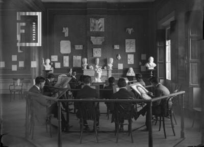 Carlos L. Bustos dictando clase de dibujo en el Colegio Nacional