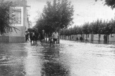 La Emilia. Inundación. Gente por la calle