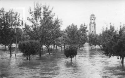 Plaza e iglesia de La Emilia durante la inundación de 1966