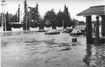 Estación de Servicio en La Emilia, durante la inundación de 1966