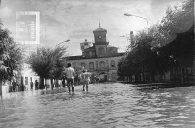 La Emilia. Inundación. Gente en Avenida Central