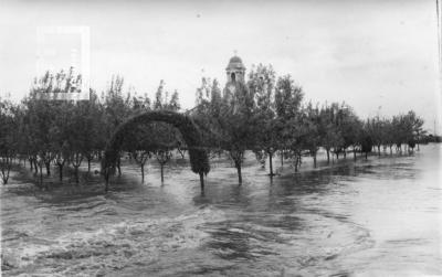 Plaza e iglesia de La Emilia durante la inundación de 1966
