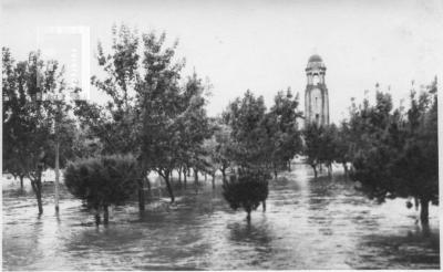 Plaza e iglesia de La Emilia durante la inundación de 1966