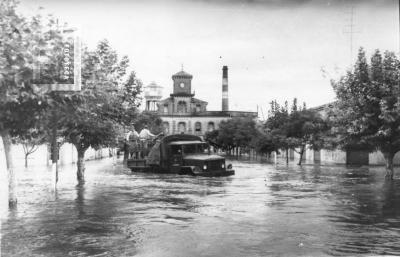 Avenida Central de La Emilia durante la inundación de 1966, camión del Ejército evacuando