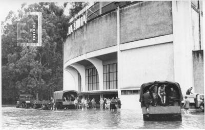 La Emilia. Inundación. Evacuación por el Ejército frente al Cine
