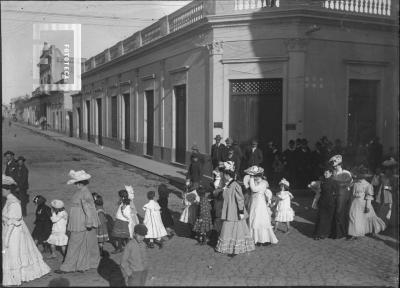 Desfile de mujeres y niños cruzando calle