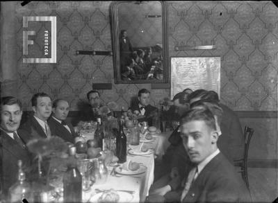 Grupo en comida, con Andrés Del Pozo en la cabecera