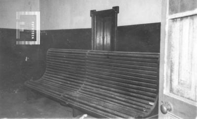 Conesa. Banco en Sala de Espera de la ex Estación de pasajeros del ferrocarril