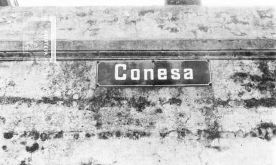 Conesa. Placa en la ex Estación de pasajeros del ferrocarril