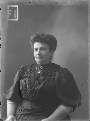 Doña Clara Perotti, esposa de Evaristo G. Bustos, primera mujer telegrafista de Argentina