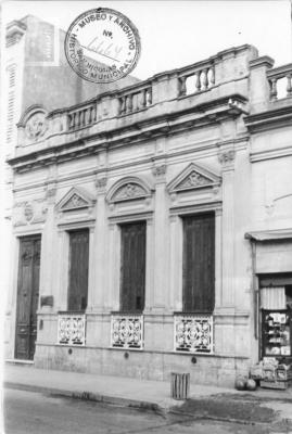 Calle de la Nación entre Savio y Roca, casa lindante a la derecha del Hotel Colón