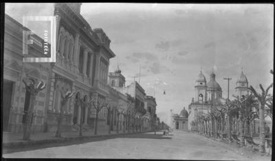 Calle Guardias Nacionales con Club Social, plaza Mitre y catedral