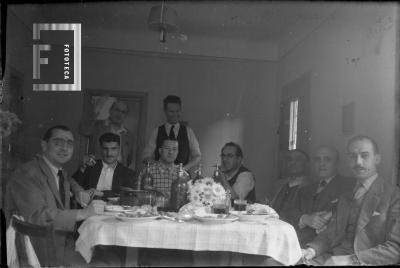 Grupo poetas en quinta de Del Pozo (en interiores)