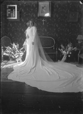 Novia con vestido gran cola