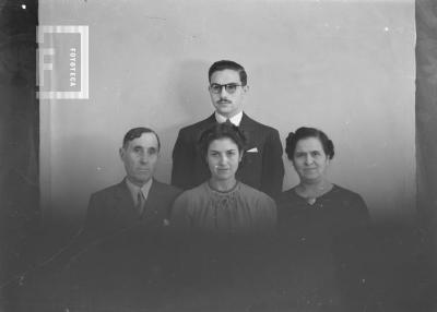 Familia Fernandez, hija Zelma en el centro, casada con León Lapuyade (similar a N458)