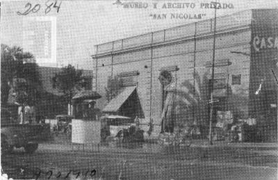 Avenida Moreno esquina Nación, garita de policía de tránsito