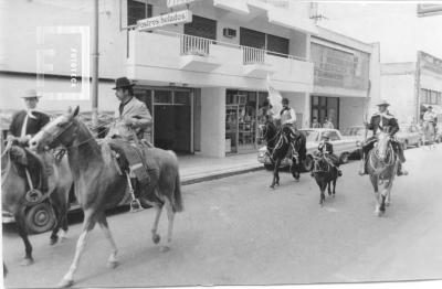 Fiesta Patria. Criollos desfilando en calle Mitre