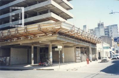 Francia y Mitre, esquina sur. Estuvo princ. S. XX la Confitería La Central. Luego el Cine El Águila, hasta 1987