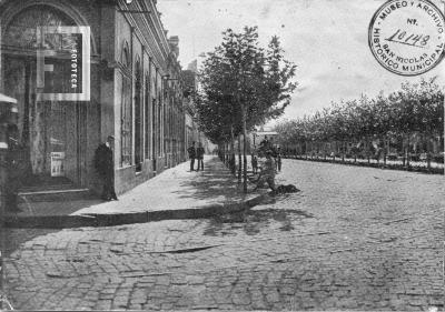 Primitiva Librería de Tomás Caballé, calles del Comercio y Constitución (hoy Mitre y Sarmiento)