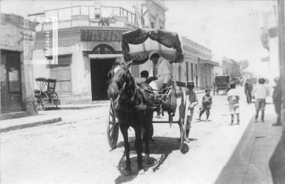 Esquina sur de calles Mitre y Francia. Heladero Penzino en su carro