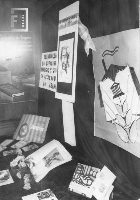 Vidriera de Víctor L. Dávila, calle Nación 296. Afiches Año Internacional del Libro 1972