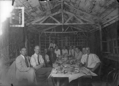 Grupo comida en quincho