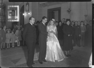 Novios y padrinos, casamiento en catedral