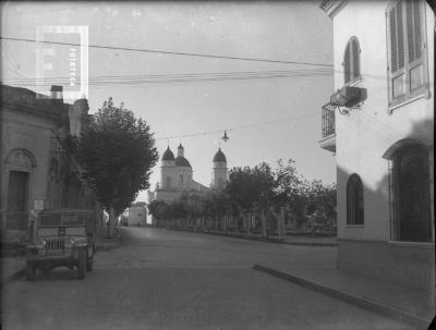 Plaza Mitre y Catedral con esquina de Belgrano y G. Nacionales en 1er plano