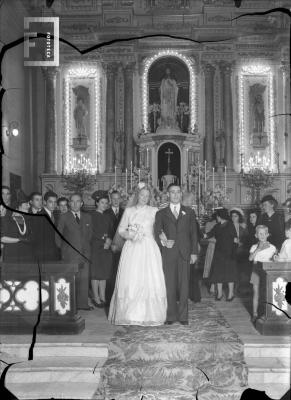 Pareja novios en catedral
