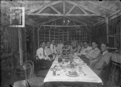 Grupo comida en quincho
