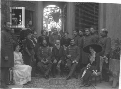 Flia Gard y otros en el interior de la casa donde hoy funciona el Museo Histórico Municipal