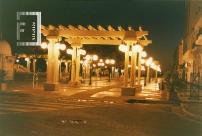 Vista nocturna de la Peatonal