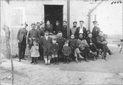 Grupo de pobladores de Campos Salles reunidos en la estación ferroviaria