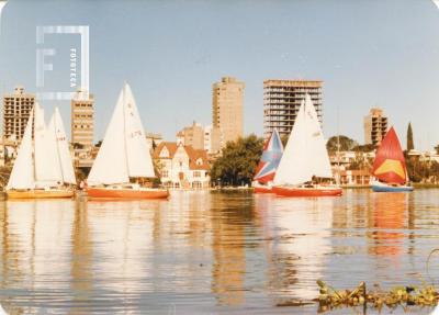 Vista de la ciudad y el Club de Regatas desde el río