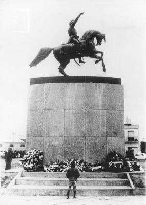 Monumento a San Martín, emplazado entonces en plaza de la Libertad, Av. Moreno y Belgrano