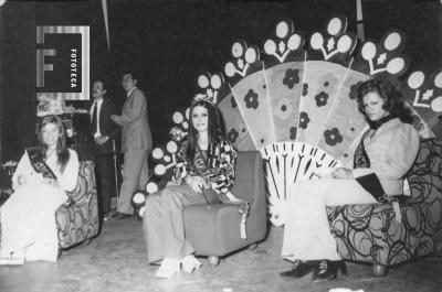 3er. Festival de Calle Mitre. La reina, Hilda Raquel García, y sus Princesas