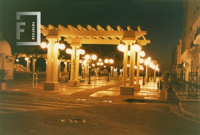 Vista nocturna de la Peatonal