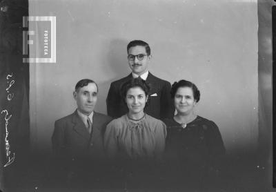 Familia Fernandez, hija Zelma en el centro, casada con León Lapuyade  (similar a N462)