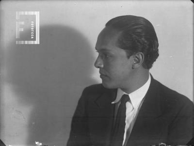 El poeta Valentín Roberto Guevara (perfil izq.)