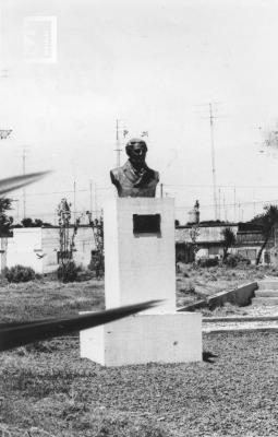 Busto del Gral. Belgrano, ubicado en la Plaza de la Libertad, al fondo: calle Echeverría