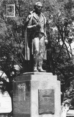 Monumento a M. Moreno. Plaza 23 de Noviembre (Escuela Normal)