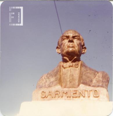 Busto de D. F. Sarmiento en plaza homónima