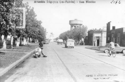 Av Irigoyen, hoy Falcón, vista hacia el sudoeste, monumento a San Martín y Tanque Agua